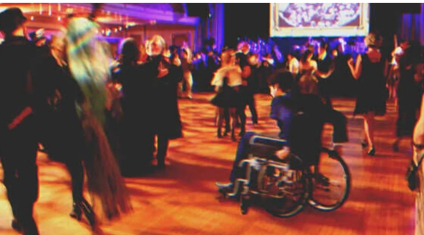 Un père en fauteuil roulant danse avec sa fille au bal de fin d'année, après que personne ne l'a invitée - Histoire du jour